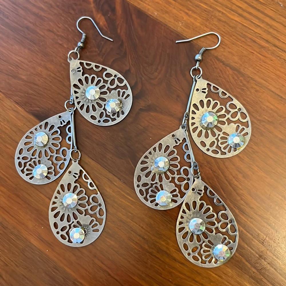 Pewter-color Teardrop Dangly Earrings